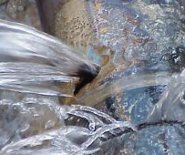 Acqua perdita tubo rotto