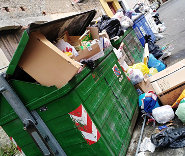 Cassonetti pieni via Giuliani