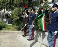 Festa 25 aprile monumento con agenti