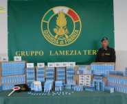 Finanza sequestro accessori fumo