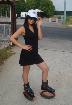 Kangoo_Jumps_Ragazza_tuta_nera