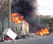 Lamezia_cassonetti__incendiati