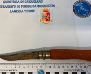 Polizia coltello anziano