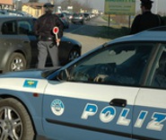 Polizia spalle agente