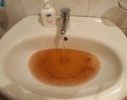 Rubinetto lavandino acqua sporca