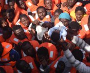 Sbarchi migranti gruppo salvagenti