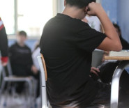 Scuola banchi alunni velo