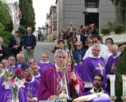Vescovo messa cimitero