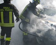 Vigili del fuoco incendio auto