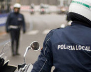 Vigili urbani di spalle2