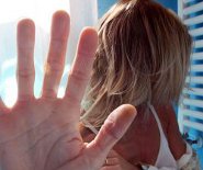 Violenza_donne_archivio_mano