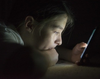 Adolescenti, insonnia da smartphone e cyberbullismo