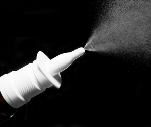 Vaccini, al via i primi test sull'uomo per lo spray nasale anti-Covid